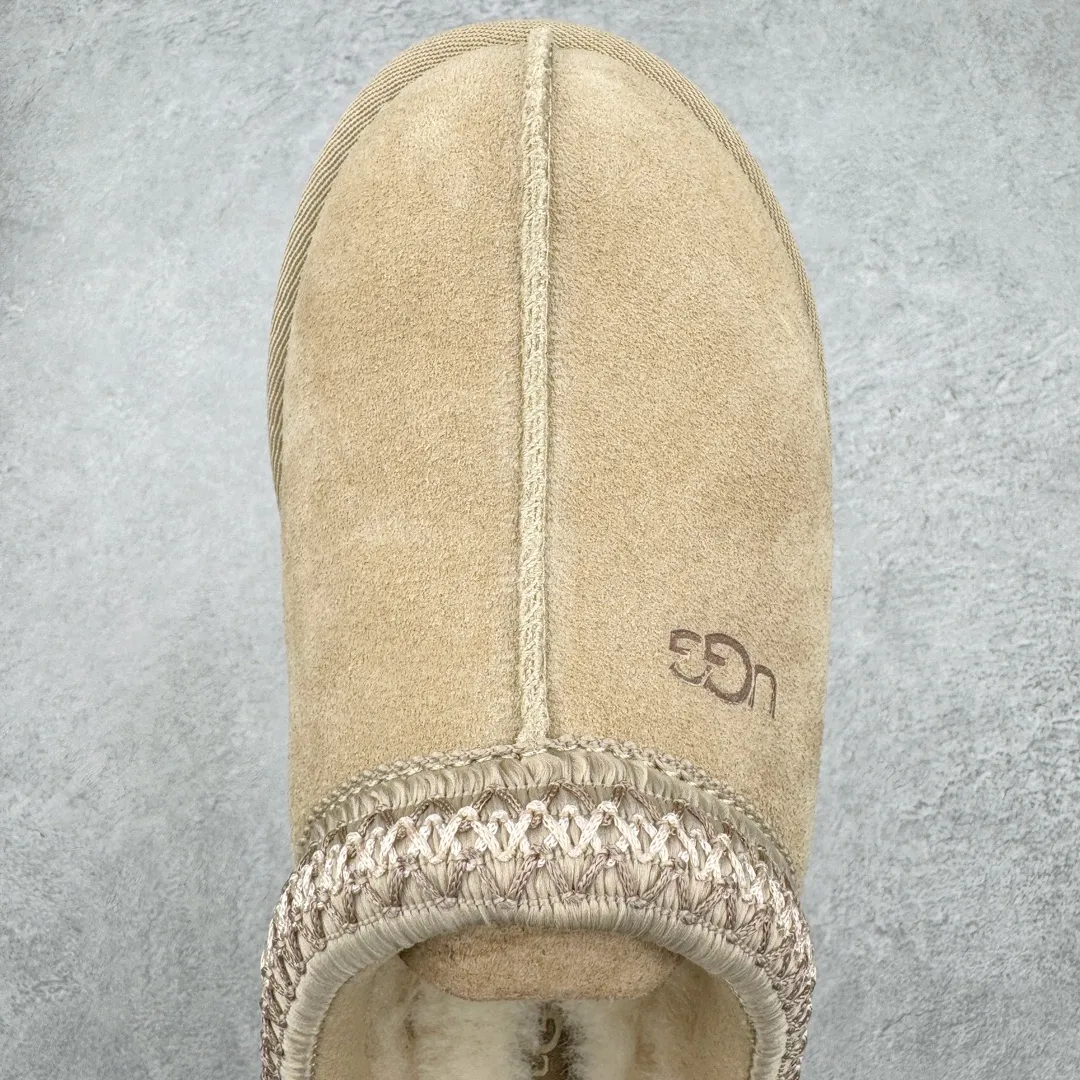 Pick up locally💰520 UGG 2553 ethnic style half-mug autumn and winter sheep fur integrated snow boots. All shoes are made from ZP. Longfeng A-grade Australian imported sheep fur integrated brand OEM production line. Fully follow the ZP process. OEM original pattern maker. Adhering to the principle of no original shoes and no development selection. Pay attention to every detail. The most authentic version on the market TREADLITE "Light Wing" technology outsole. Lightweight/durable/flexible/pile size: 35 36 37 38 39 40 Coding: by2936070
